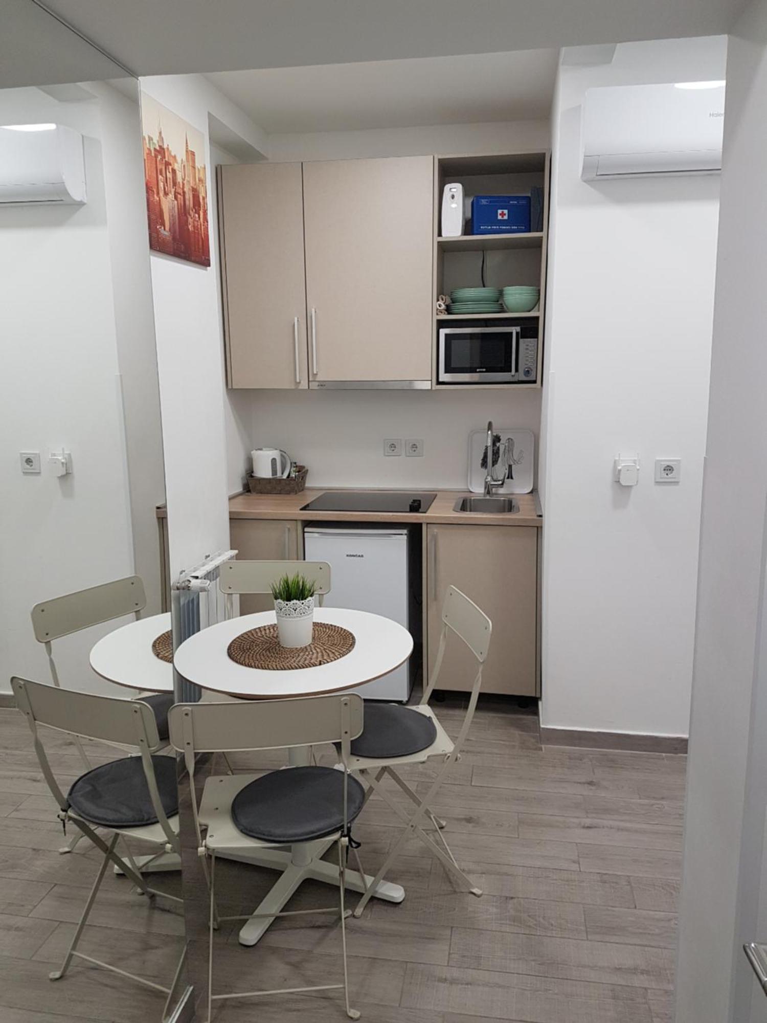 Apartments Lucky Place ซาเกร็บ ภายนอก รูปภาพ